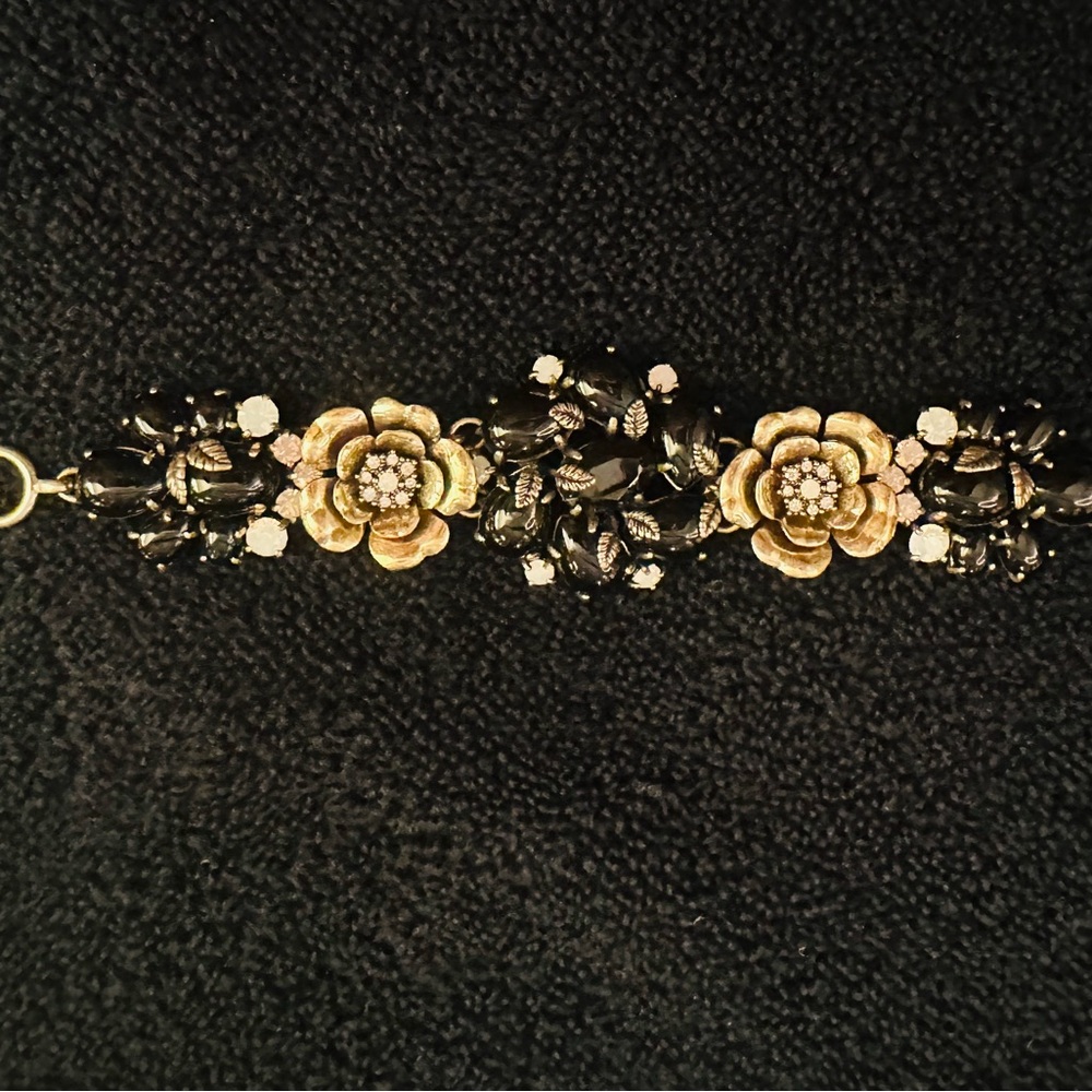 Exquisite Chloe + Isabel Black and Goldtone Floral Bracelet Intricate Accents - Picture 7 of 16